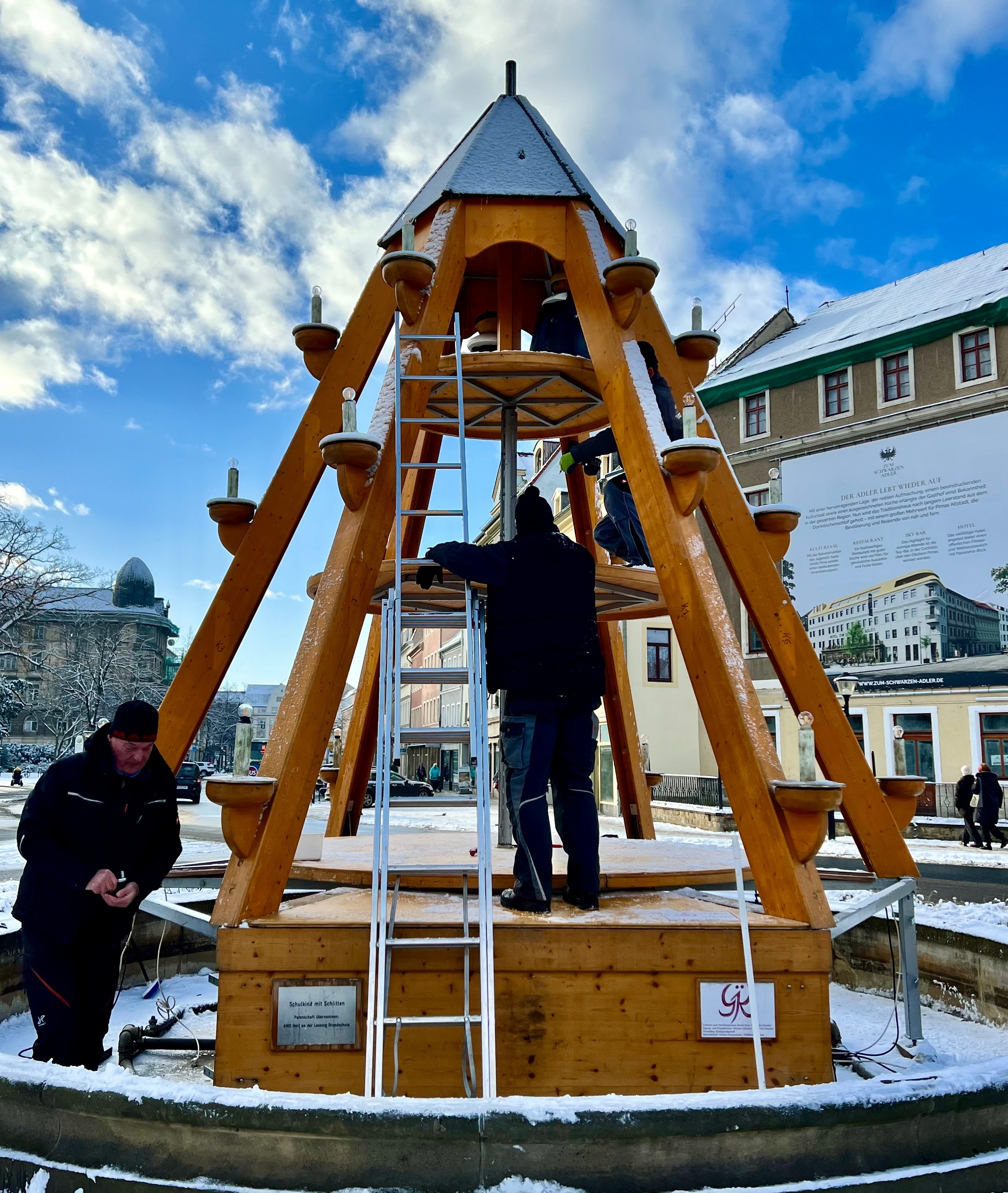 Montage Pyramide am Dohnaischen Platz
